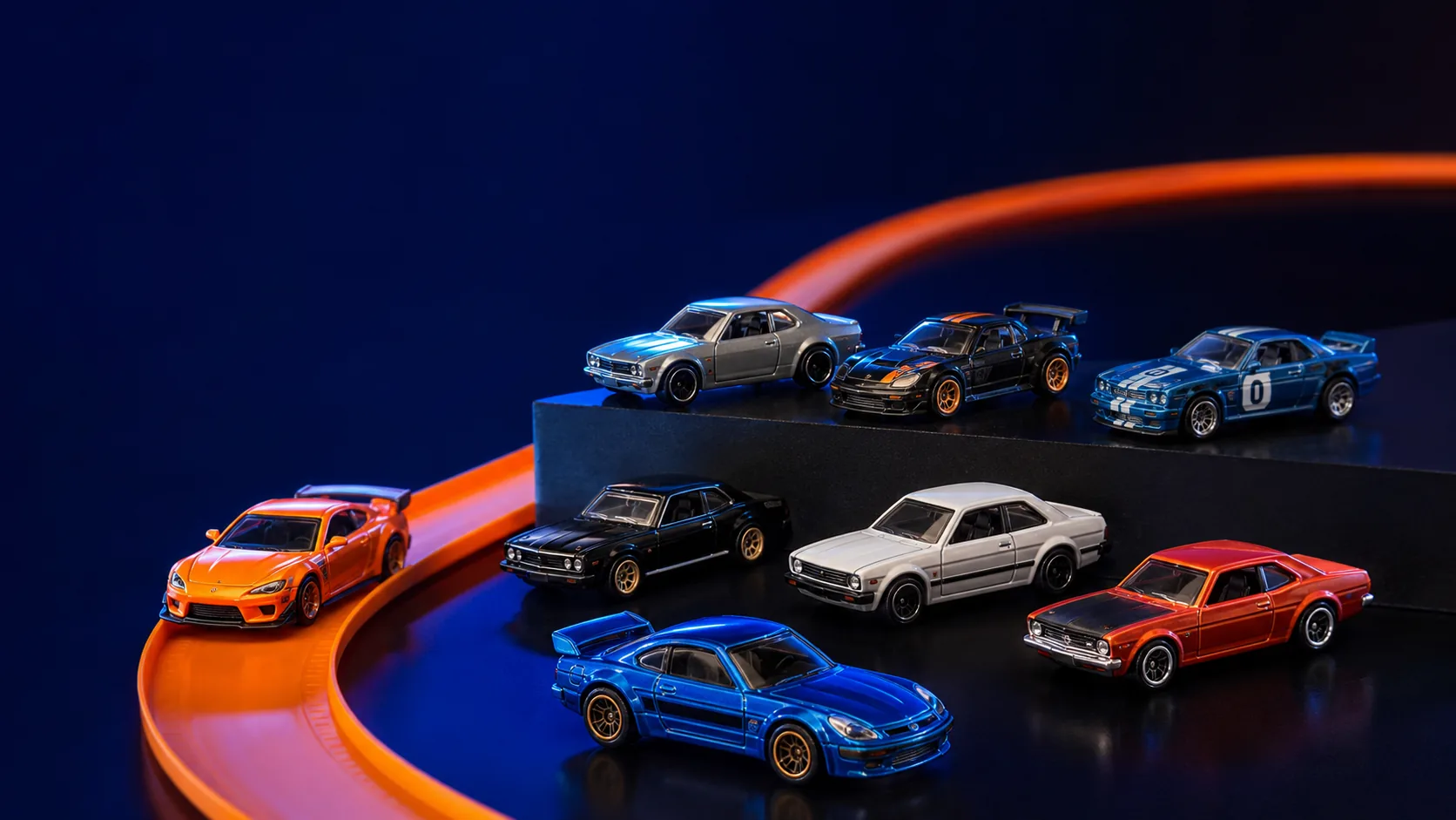 Colección de autos a escala sobre pista naranja